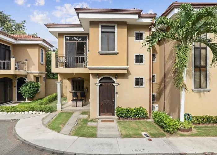 Villa Tropical Retreat For 7 Near Pool Gated Community
