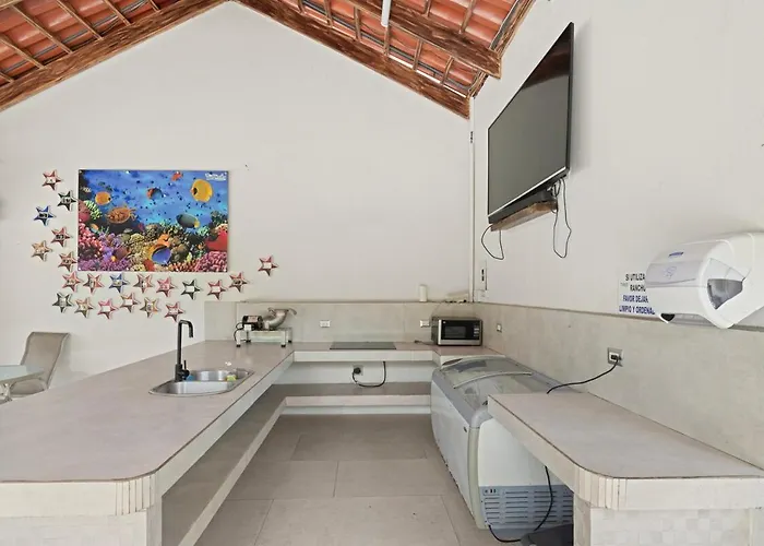 Tropical Retreat For 7 Near Pool Gated Community Villa